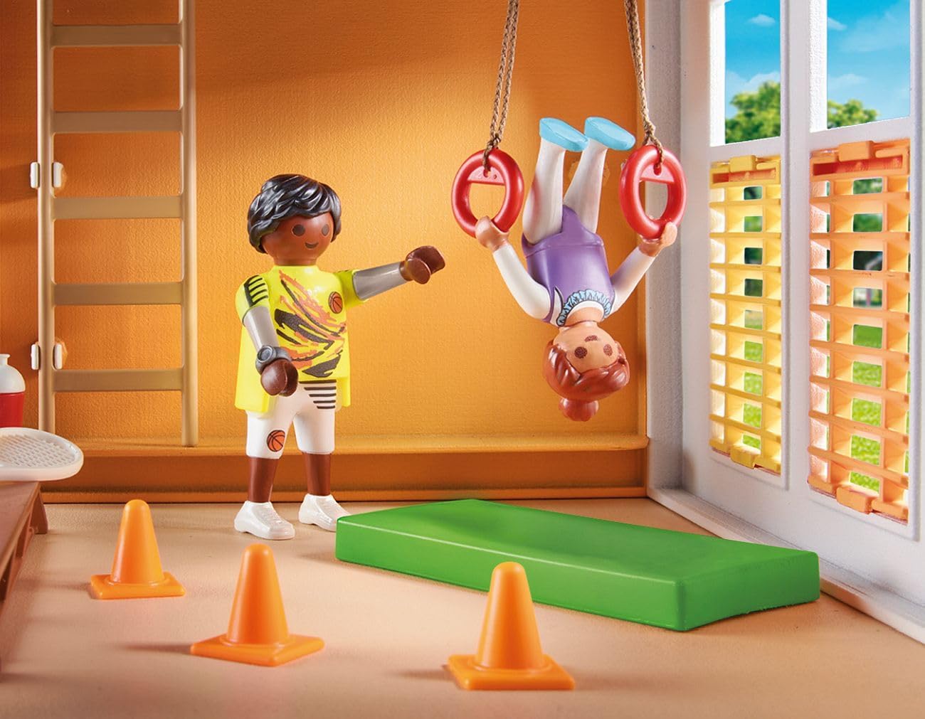 Detalle 2 de PLAYMOBIL City Life 71328 Anbau Turnhalle – 72-teiliges Sportset mit Basketballkorb, Fußballtor und mehr