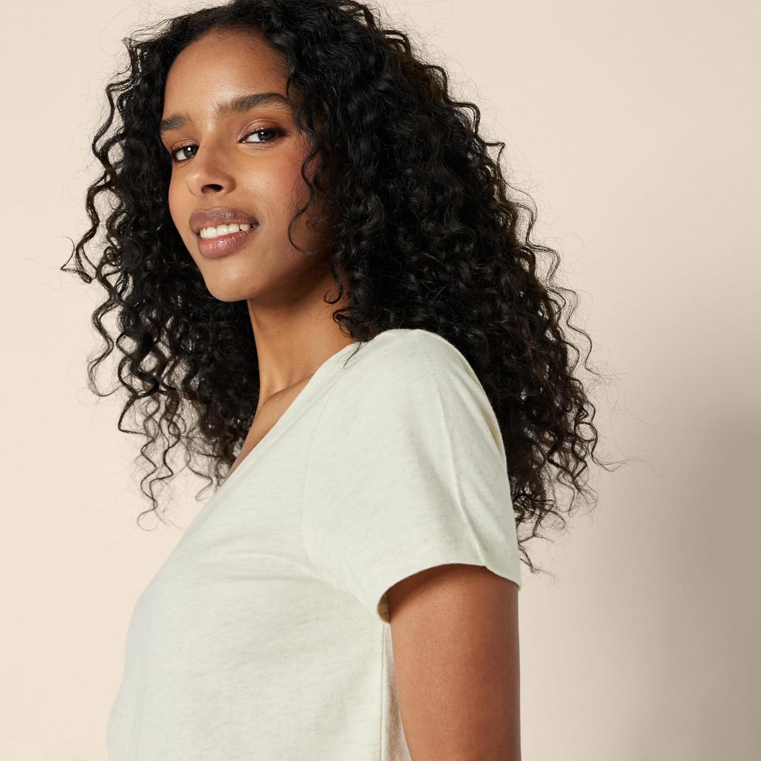 Thumbnail 2 de Damen T-Shirt mit V-Ausschnitt – Amazon Essentials Kurzarm, Regular Fit aus 100% Baumwolle