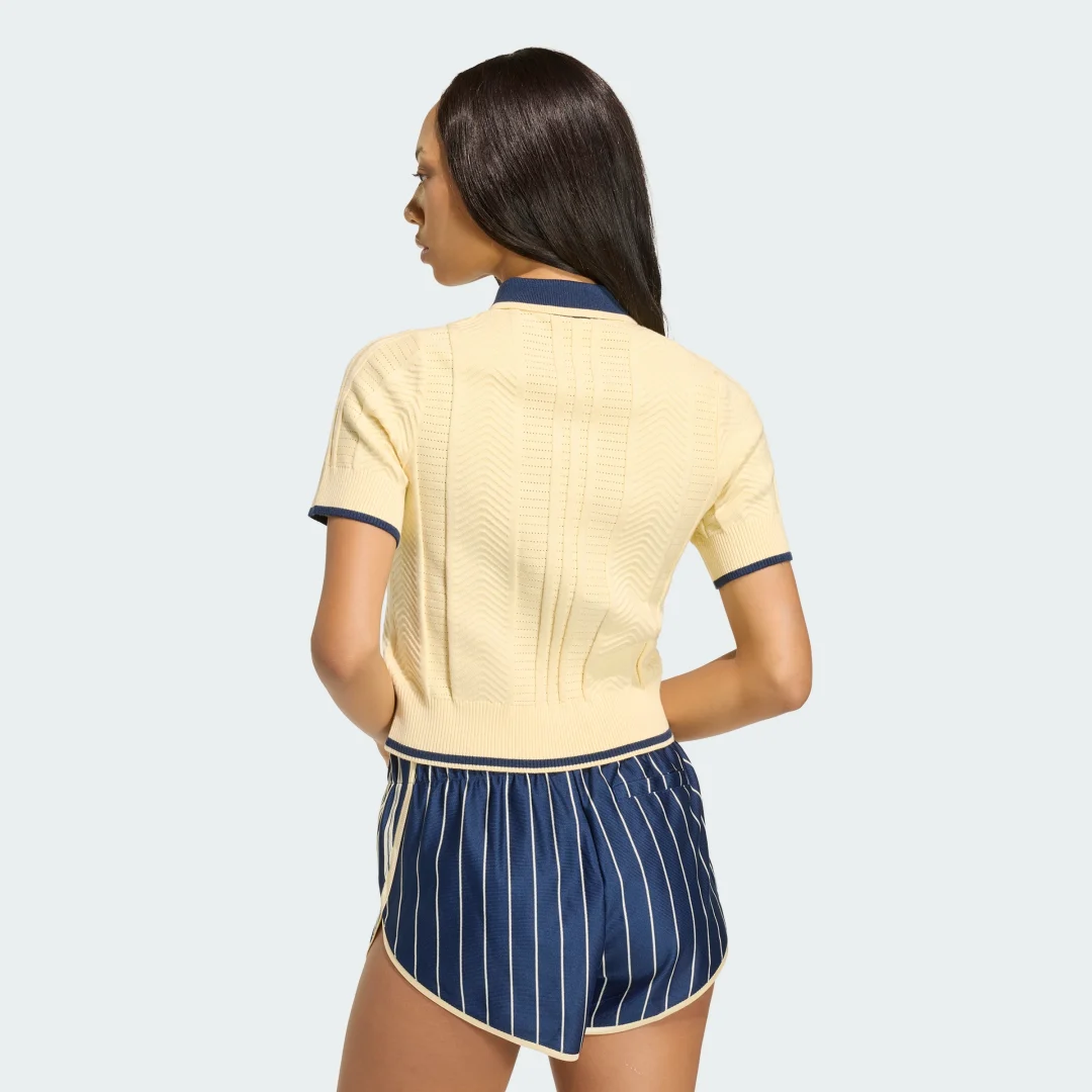 Detalle 2 de POLO CABLE KNIT CALI de Adidas en Amarillo: polo cómodo para el día a día