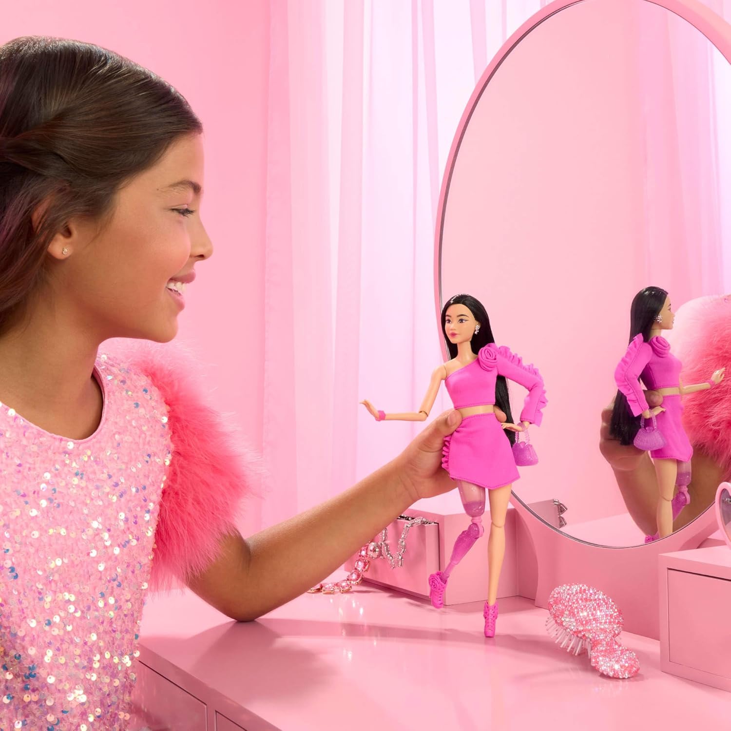 Thumbnail 1 de Barbie Deluxe Style n.2: Bambola Barbiecore con abito rosa e protesi scintillante – 4+ anni