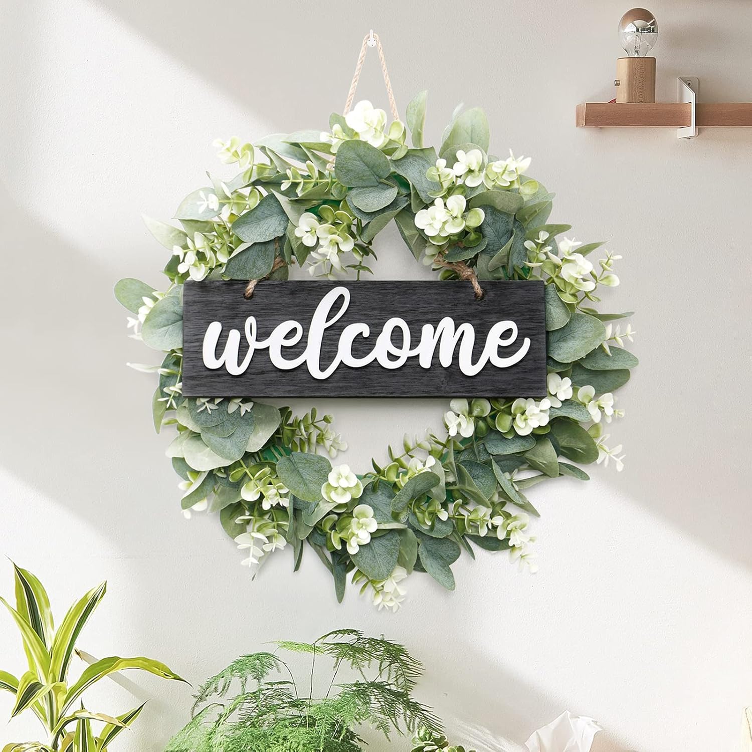 Detalle de SOMYTING Künstlicher Eukalyptus Kranz 40 cm – Türkranz mit Holz-Willkommensschild (Welcome)