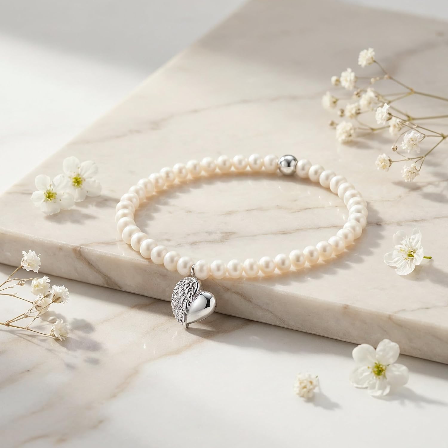 Detalle 2 de Engelsrufer Stretch-Armband für Damen aus 925er Sterling Silber mit Süßwasser-Perlen und Herzflügel-Anhänger, nickelfrei, 17 cm