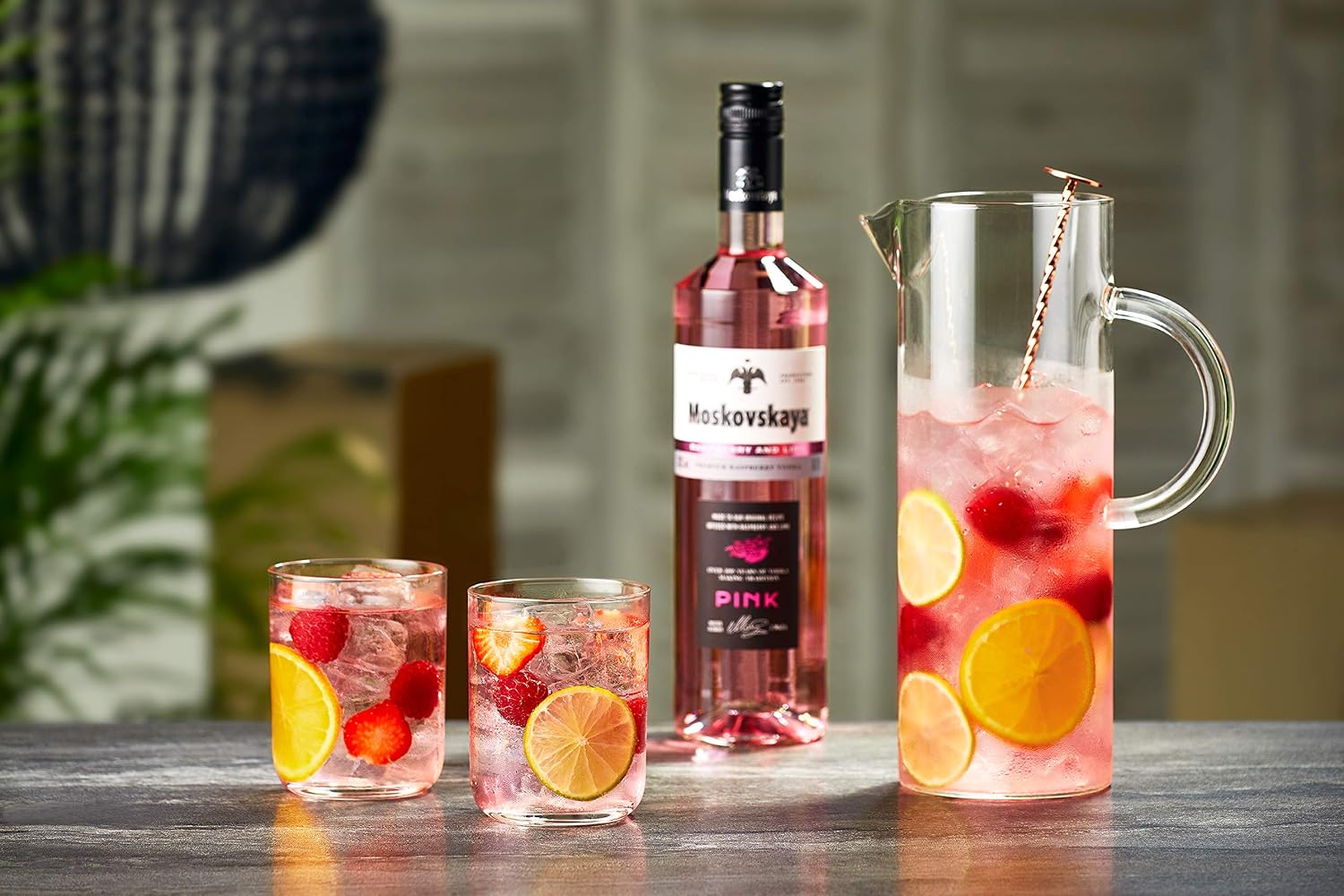 Detalle 1 de Moskovskaya Pink Vodka 70cl, 38%, Sabor frambuesa y lima 🍸