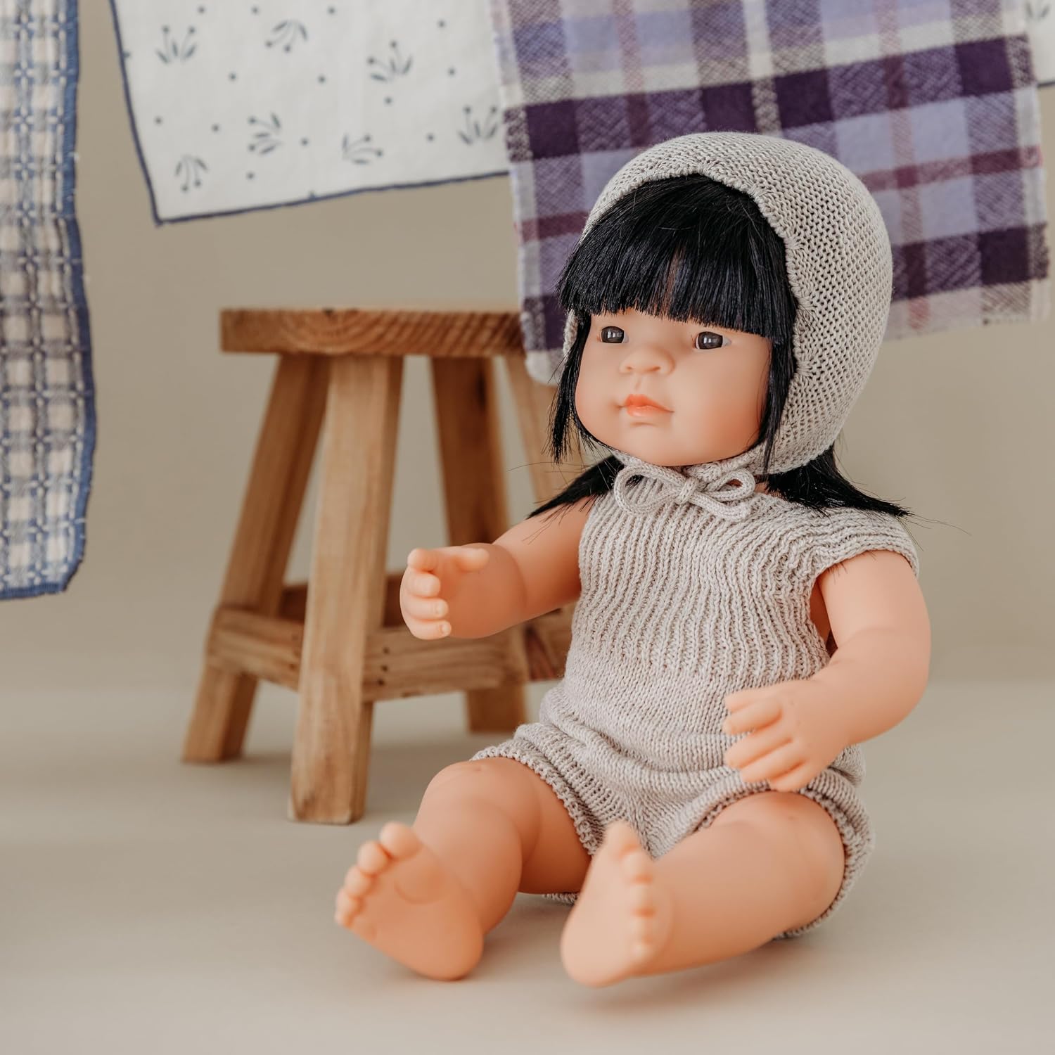 Thumbnail 2 de Miniland Dolls 31688 – dzianinowy kombinezon i czapka dla lalki 38 cm