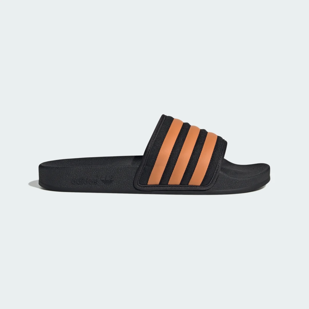 Detalle de Chancla Adilette de Adidas en negro — comodidad y estilo casual
