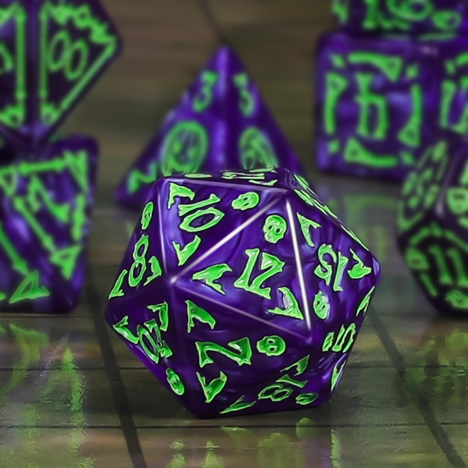 Detalle de QMAY set di dadi poliedrici per Dungeons & Dragons e giochi da tavolo, 7 pezzi in acrilico (lilla Halloween)