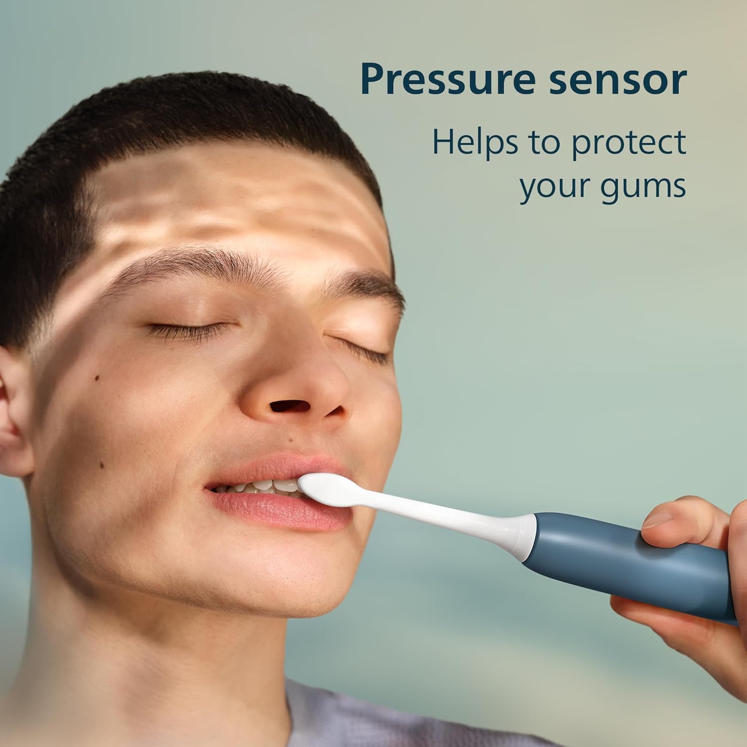 Detalle 2 de Philips Sonicare 4100 Series Electric Toothbrush HX4046/48 (Marine Blue) – Balanced sonic cleaning with pressure sensor