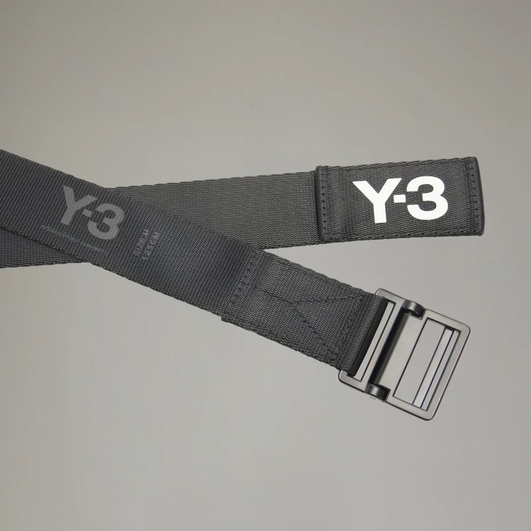Detalle de Cinturón Classic Logo Y-3 de Adidas: estilo minimalista en negro para completar tu outfit