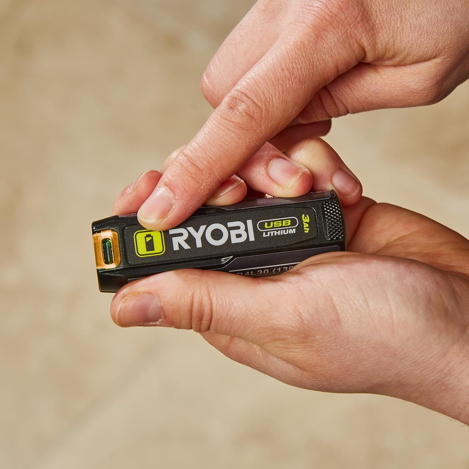 Detalle de Ryobi RB4L30 Powerbank USB-C 3.0Ah 4V