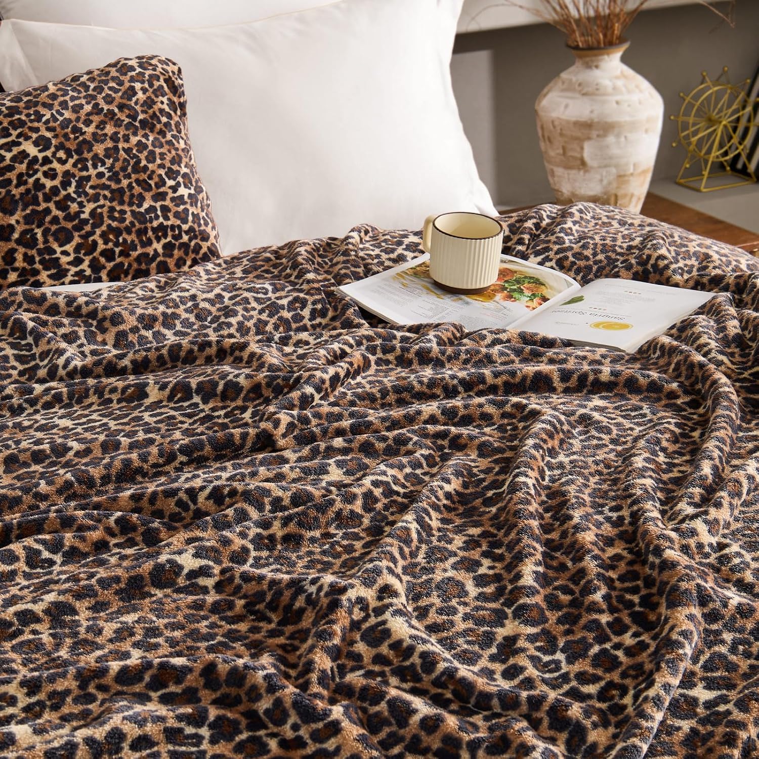 Detalle 2 de BEDELITE Twin Fleece Blanket, 60" x 80", Brown Leopard Print
