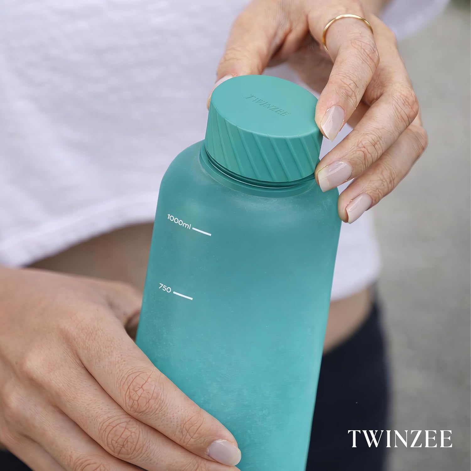 Thumbnail 1 de Twinzee Gourde 1L : gourde sportive anti-fuite en Tritan sans BPA, graduée et compatible lave-vaisselle – Vert Pétrole