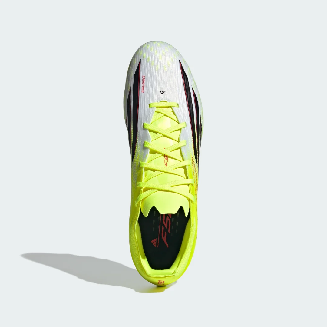 Detalle de Bota de fútbol Adidas F50 PRO multisuperficie: amarilla y versátil para distintos terrenos