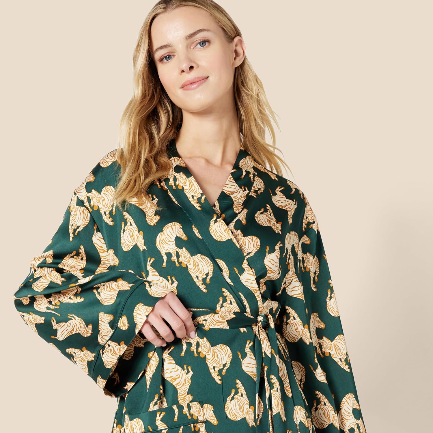 Thumbnail 5 de Amazon Essentials Relaxed-Fit Satin Sleep Robe