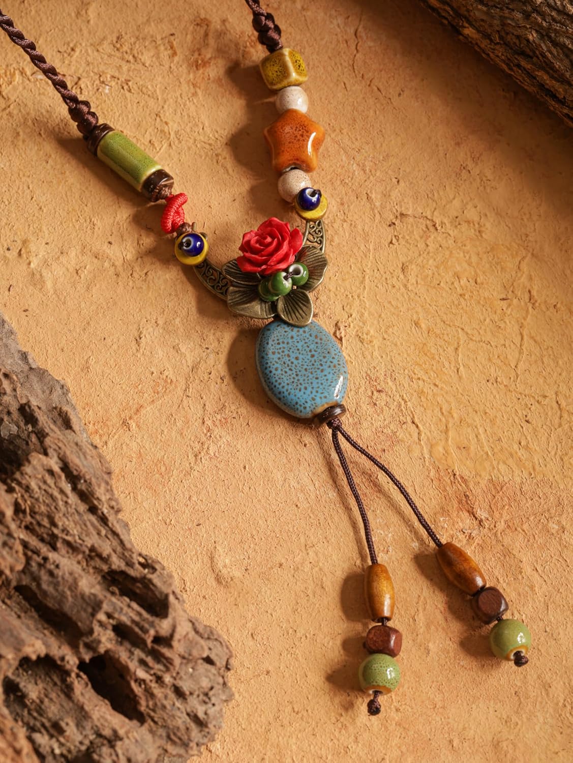 Detalle de MINACHI Crescent Moon Lariat Necklace with Ceramic Beads
