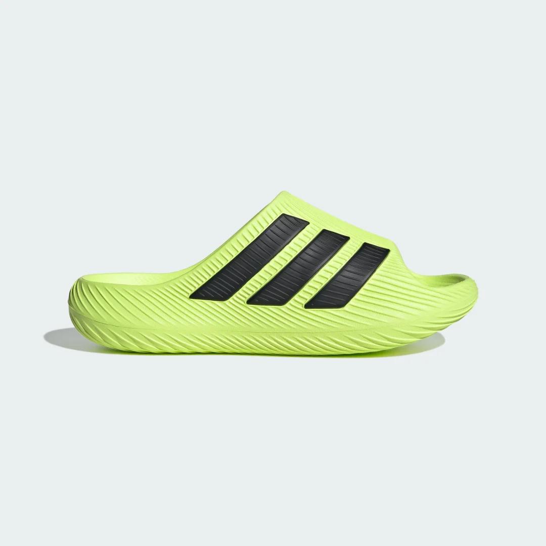 Detalle de CHANCLA PURECHILL de Adidas: comodidad y color amarillo para el verano