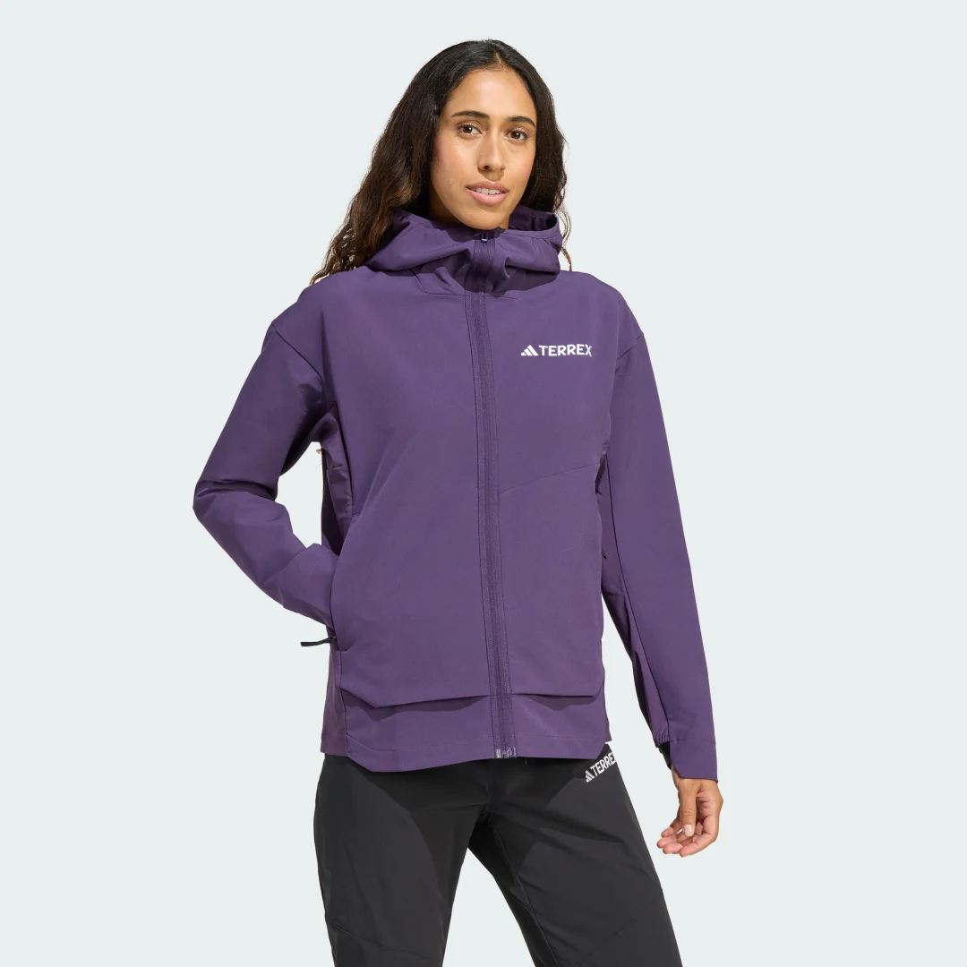 Detalle de Chaqueta Terrex Multi Softshell de Adidas: versatilidad en color Violeta