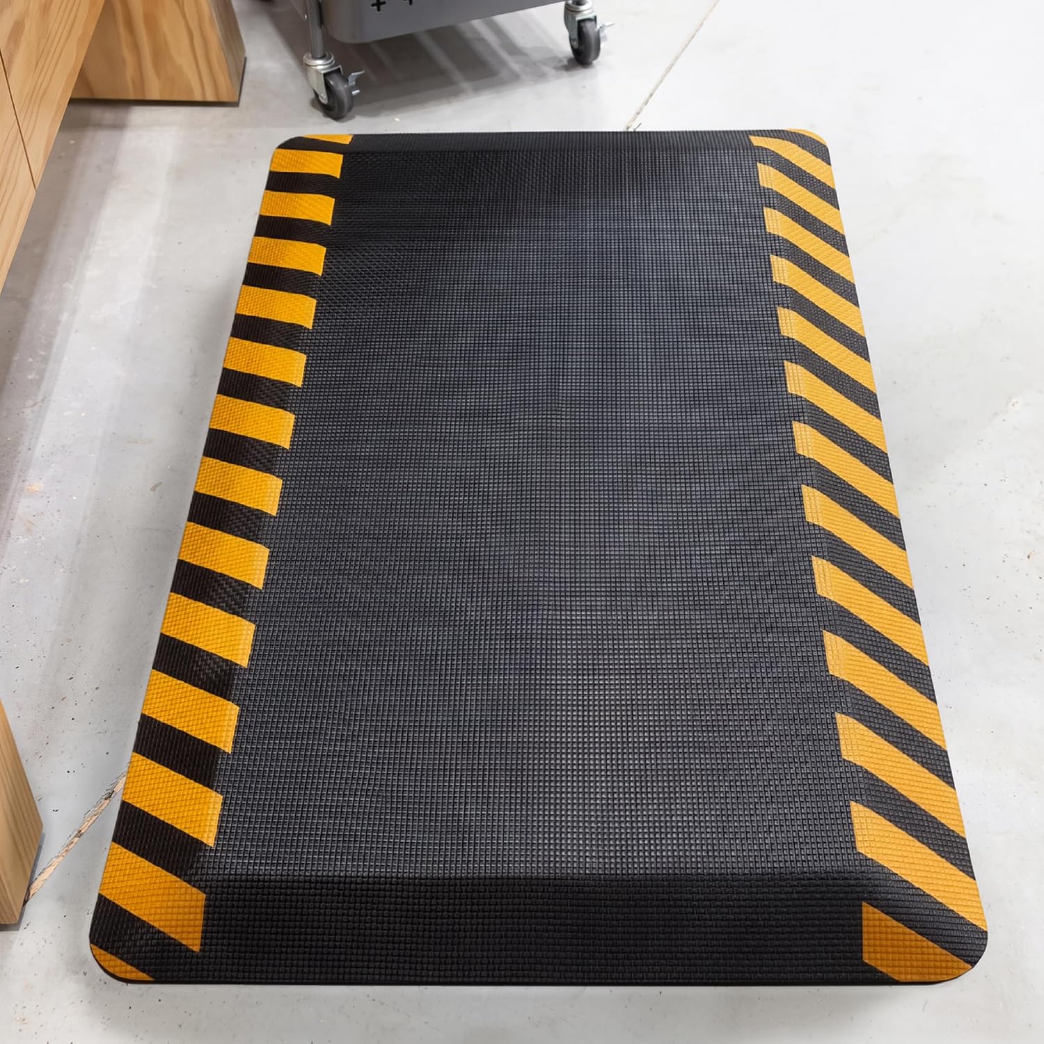 Detalle de MaxMat af-mat Anti-Fatigue Mat, 2' x 3', Memory Foam, Yellow Border