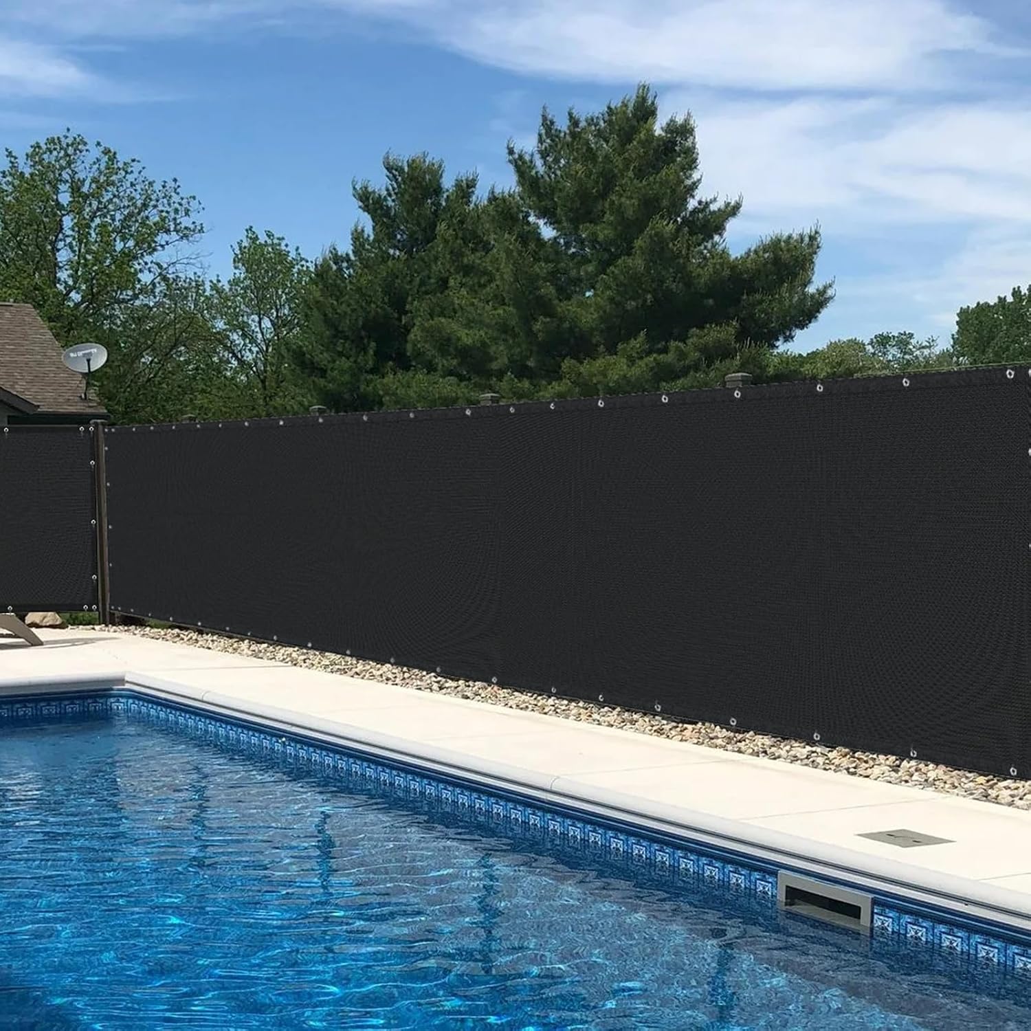 Detalle de DEROFIT Black Fence Privacy Screen, 6' x 50', Chain-Link Cover