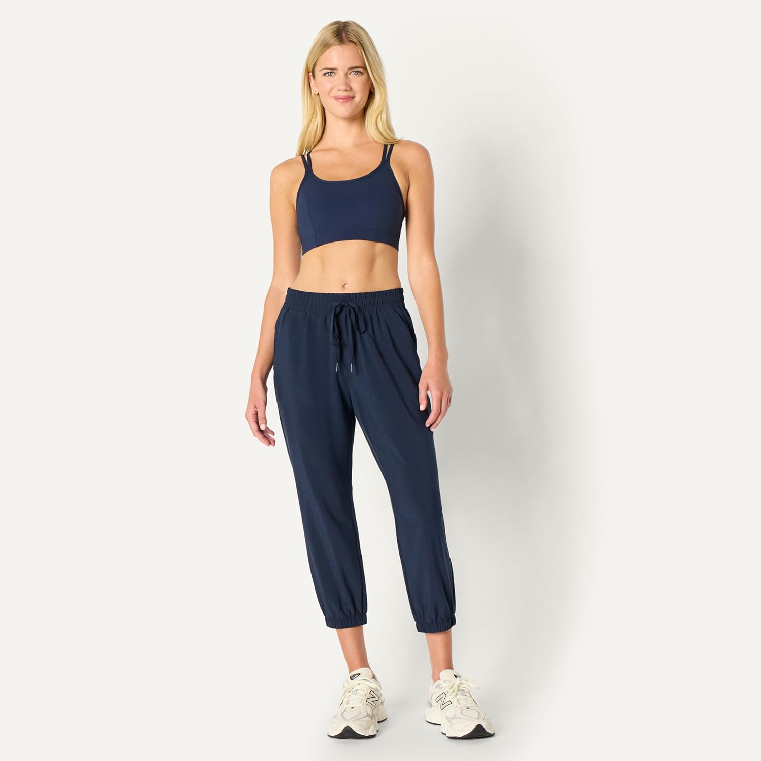 Thumbnail 5 de Amazon Essentials Women’s Active Performance Stretch Woven Crop Jogger Trousers (23.5in/60cm inseam)