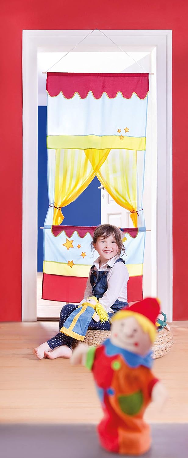 Detalle de roba poppentheater voor deurkozijn van hout en stof, met geel gordijn