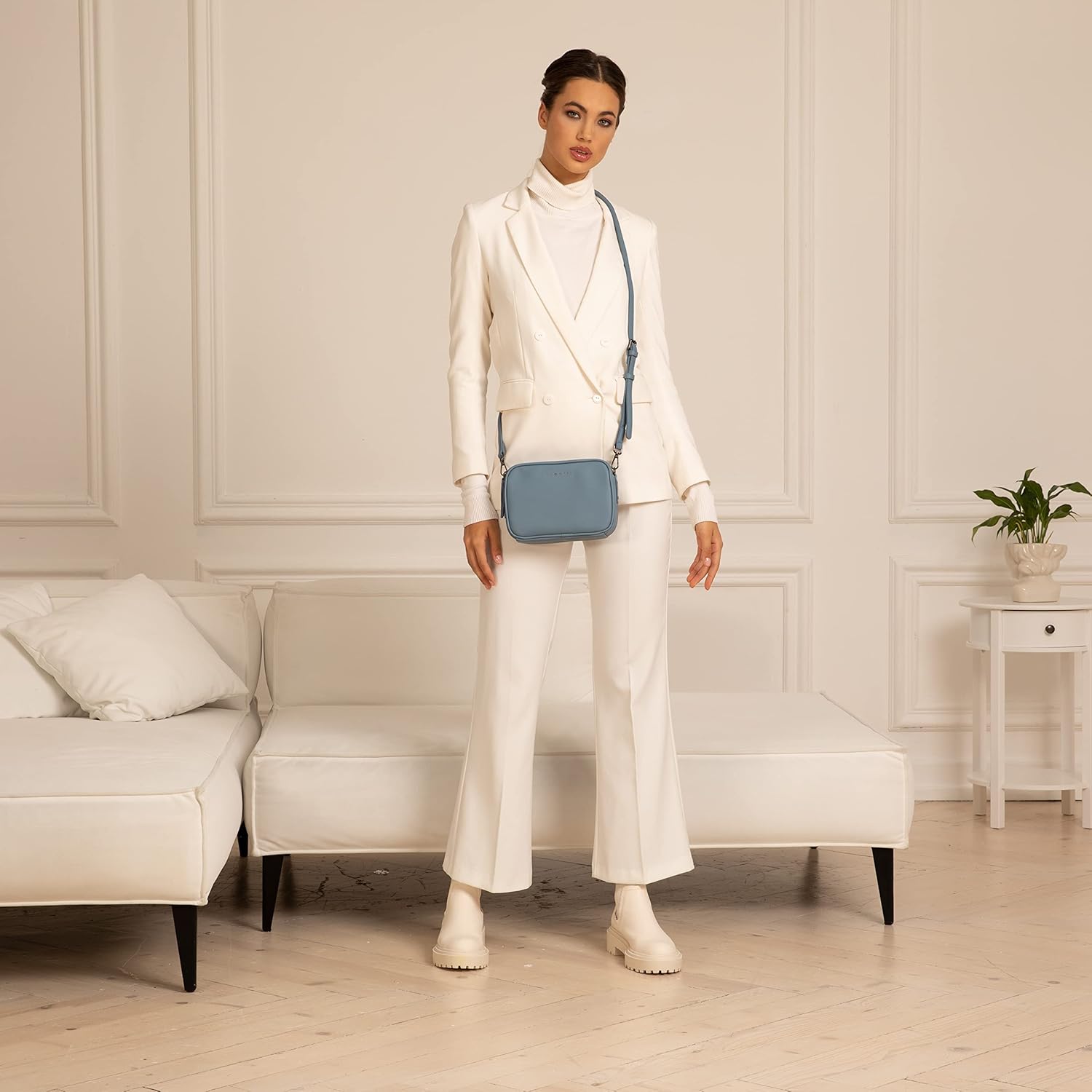 Thumbnail 1 de Bugatti Almata – Petit Sac Bandoulière Femme en cuir synthétique haute qualité