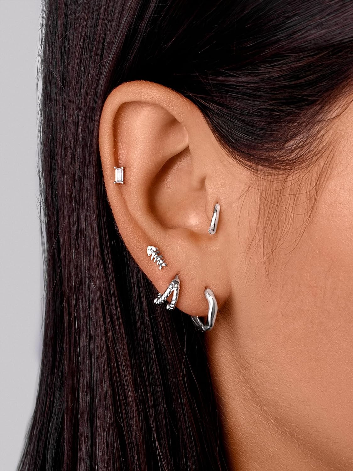 Detalle 2 de SINGULARU Fishbone Spark orecchino singolo in argento 925 🪙