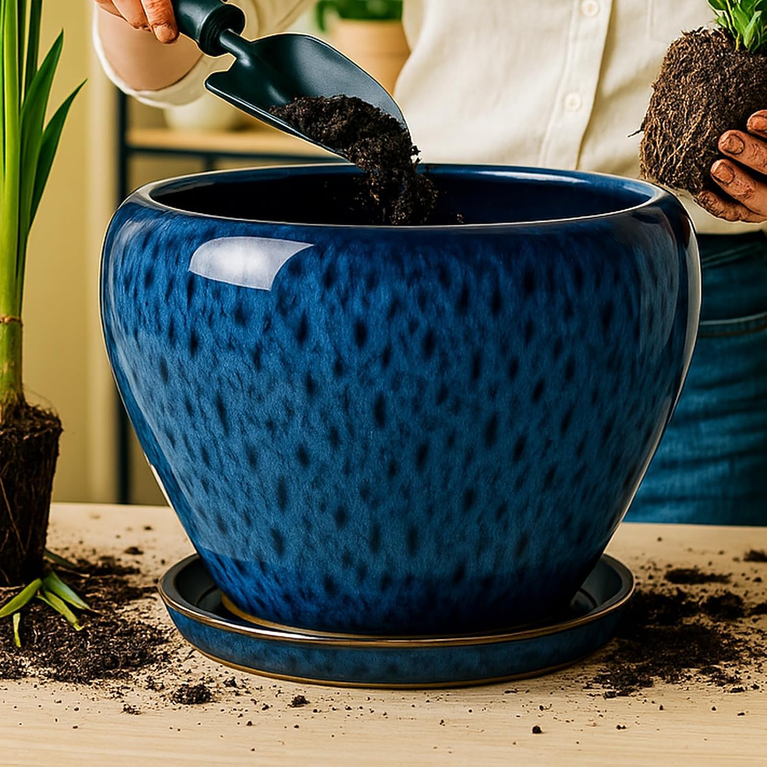 Detalle de Deep Dream 10-Inch Ceramic Planter with Blue Glaze, Drainage Hole and Tray