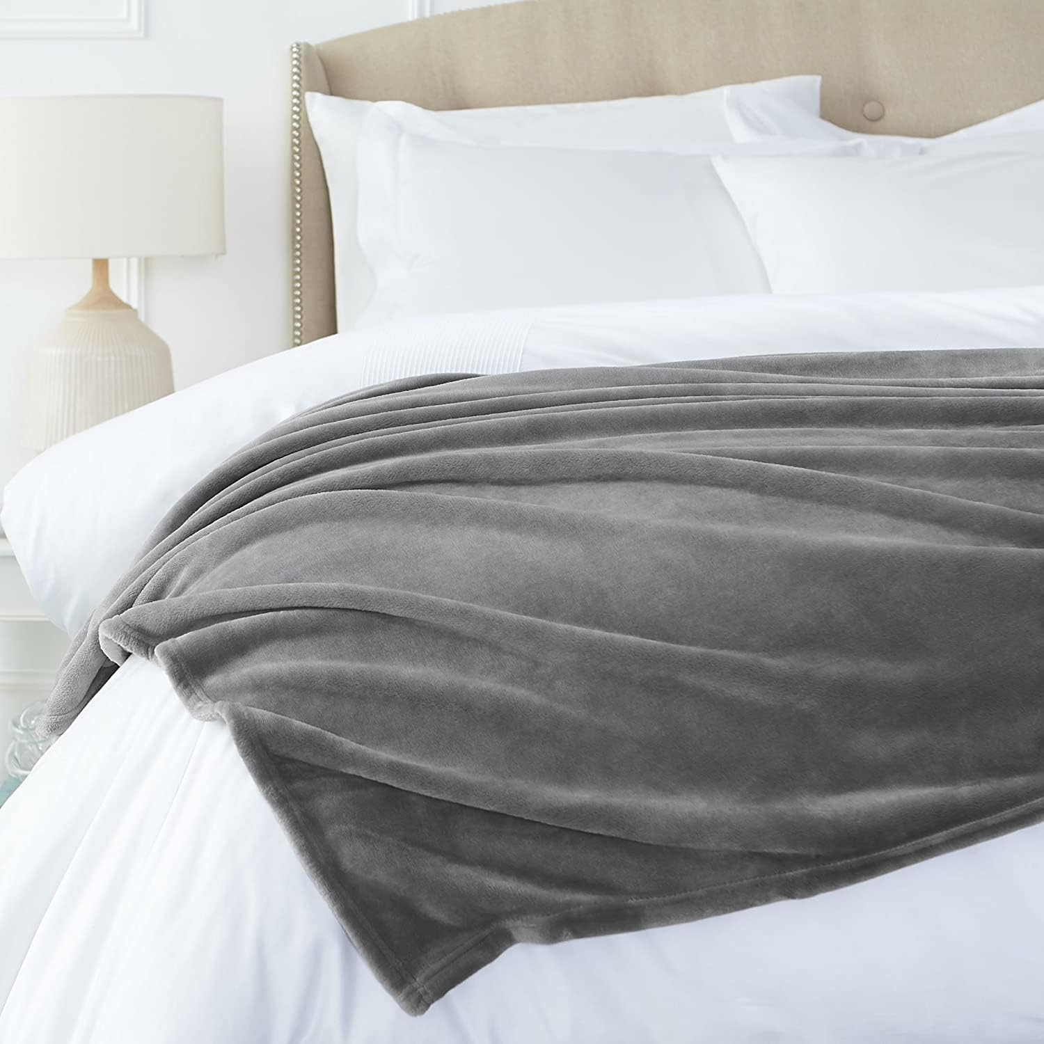 Thumbnail 6 de Amazon Basics Soft Velvet Plush Throw Blanket, Navy Blue (168 x 229 cm)