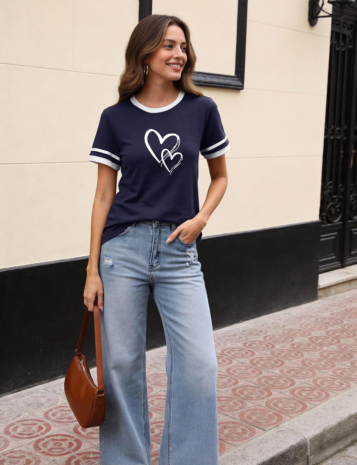 Thumbnail 1 de T-shirt femme Aottori en coton à col rond imprimé cœur – manches courtes ample, style décontracté chic