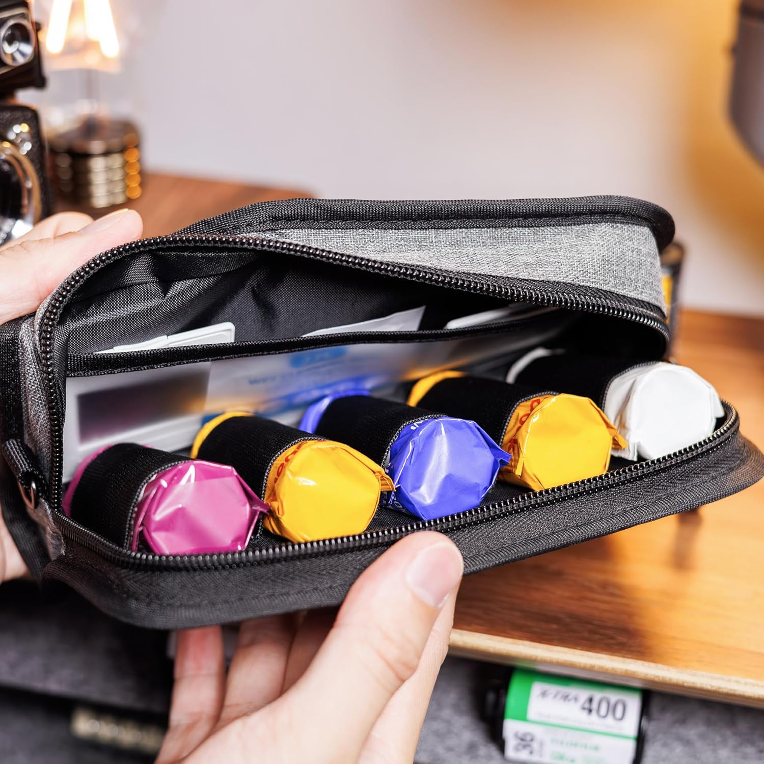 Detalle 2 de JJC Camera Negative Film Pouch Storage for 5 Rolls 120 Film – Zippered Case with Wrist Strap
