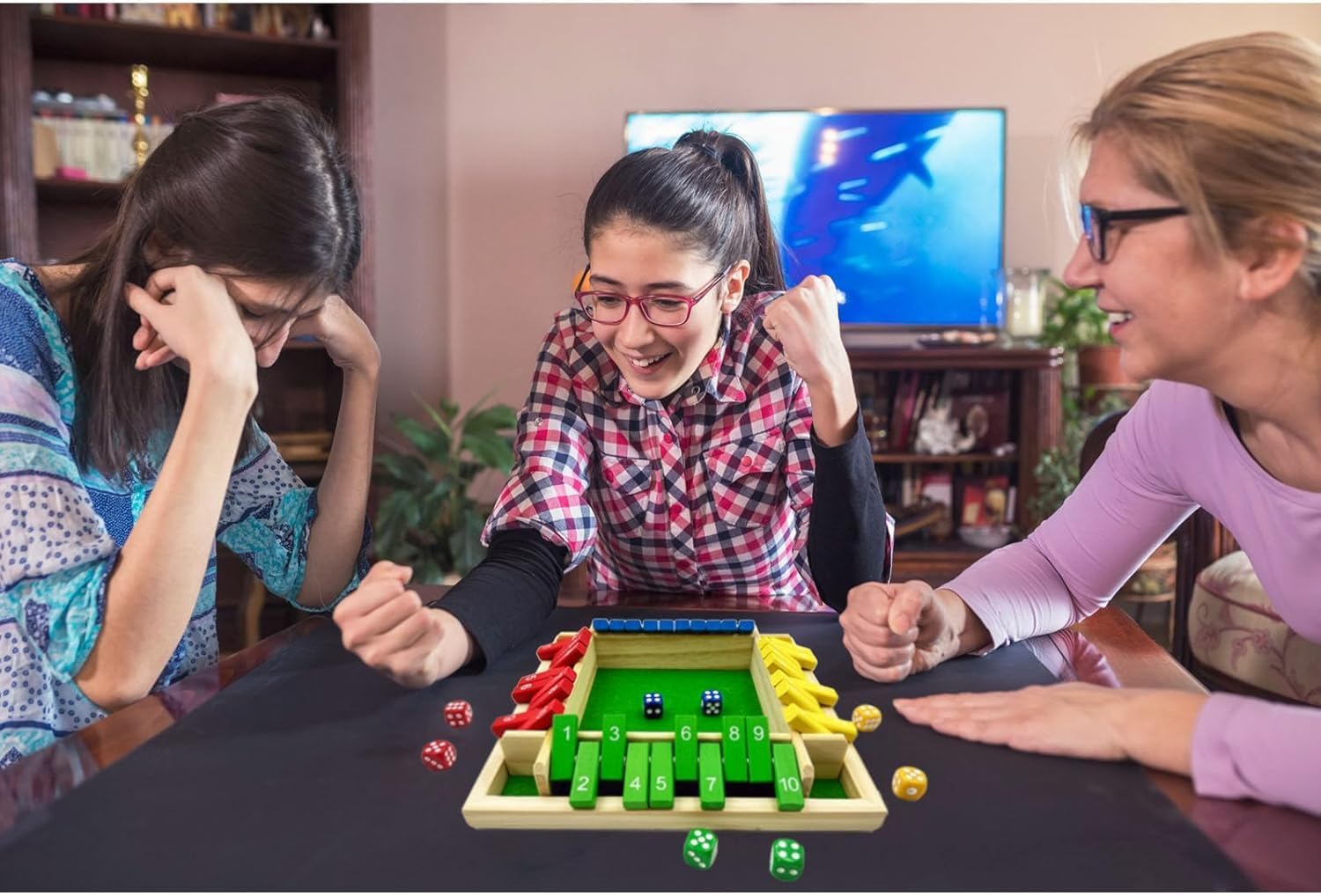 Detalle de Shut The Box Game Wooden with Dice – A Classic Maths Strategy for 2–4 Players