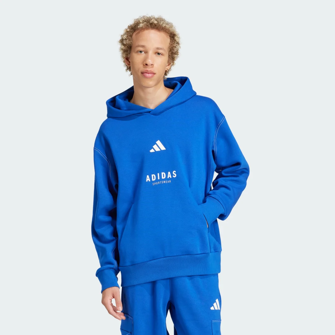 Detalle de ALL SZN Fleece Graphic Hoodie de Adidas — comodidad urbana en azul