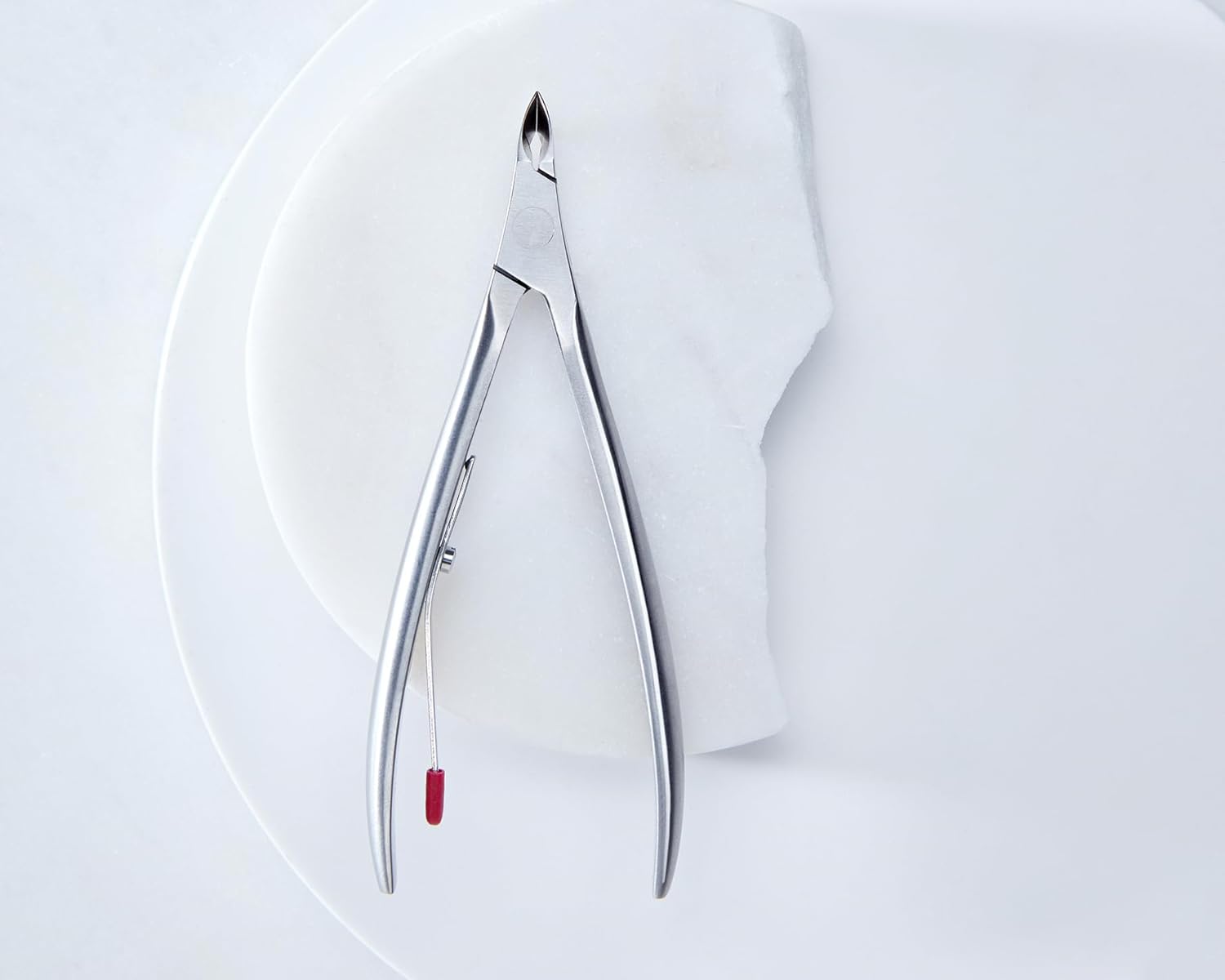 Detalle de ZWILLING Nagelhautzange Premium 100 mm – präzises Entfernen von Nagelhaut