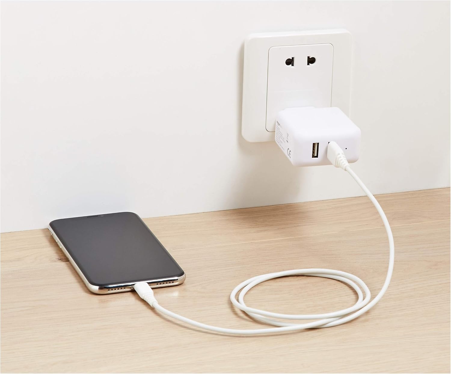 Detalle 2 de Amazon Basics Cargador USB de Pared 2 Puertos ⚡ Blanco