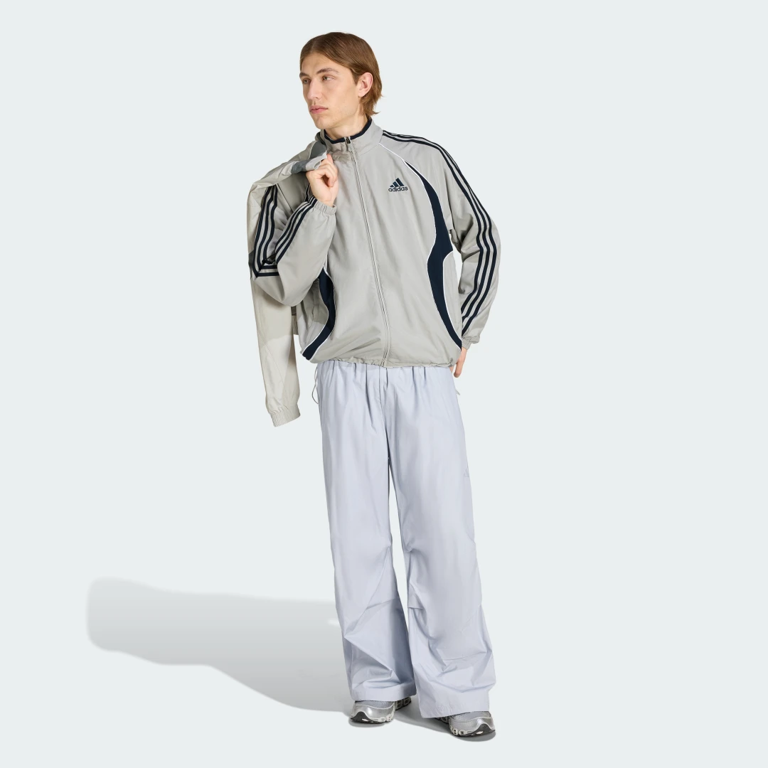Detalle de Chaqueta deportiva Teamgeist Adicolor de Adidas: versatilidad en gris