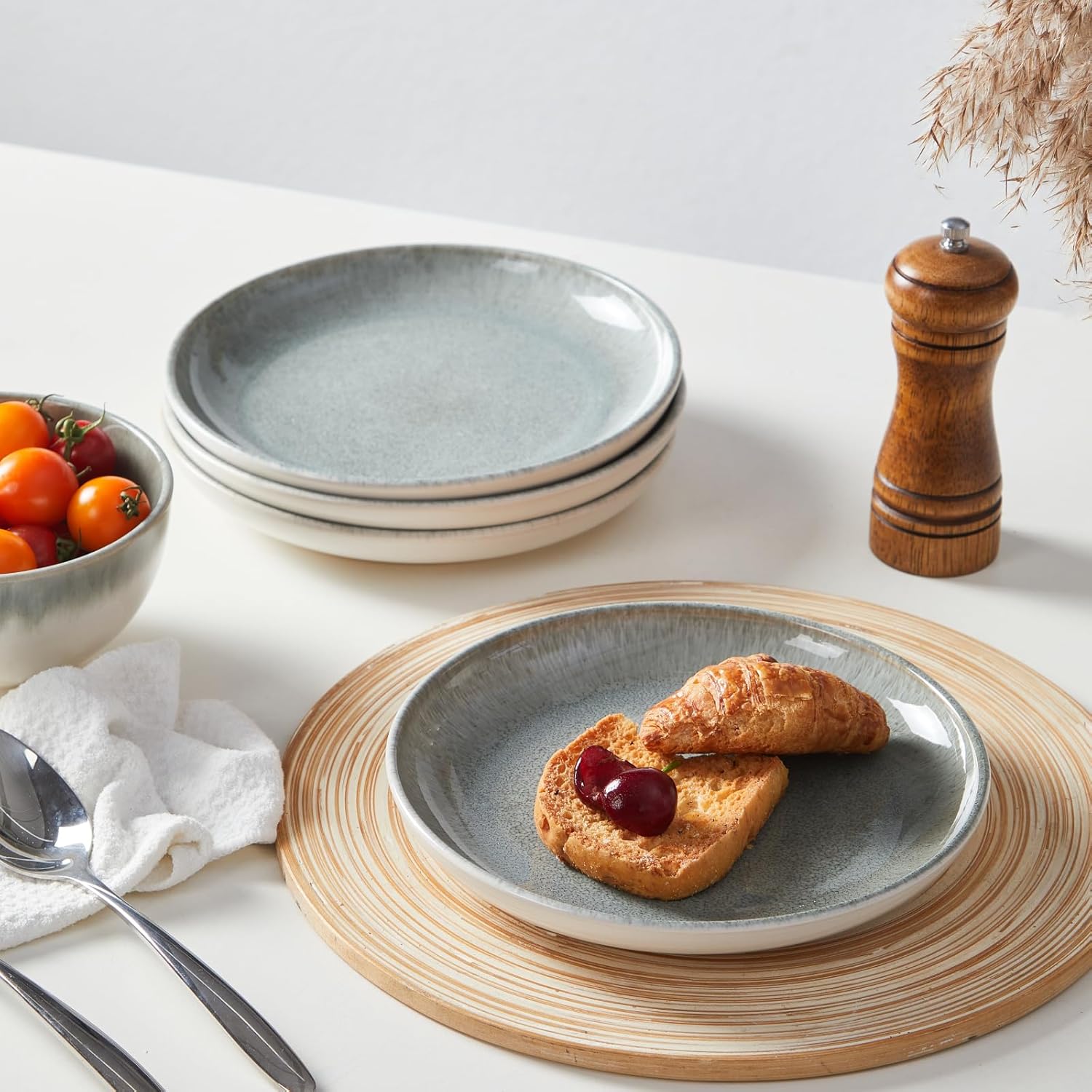 Detalle 2 de Pokini Gradient Green Reactive Glaze Stoneware Dinnerware Set (12-Piece)