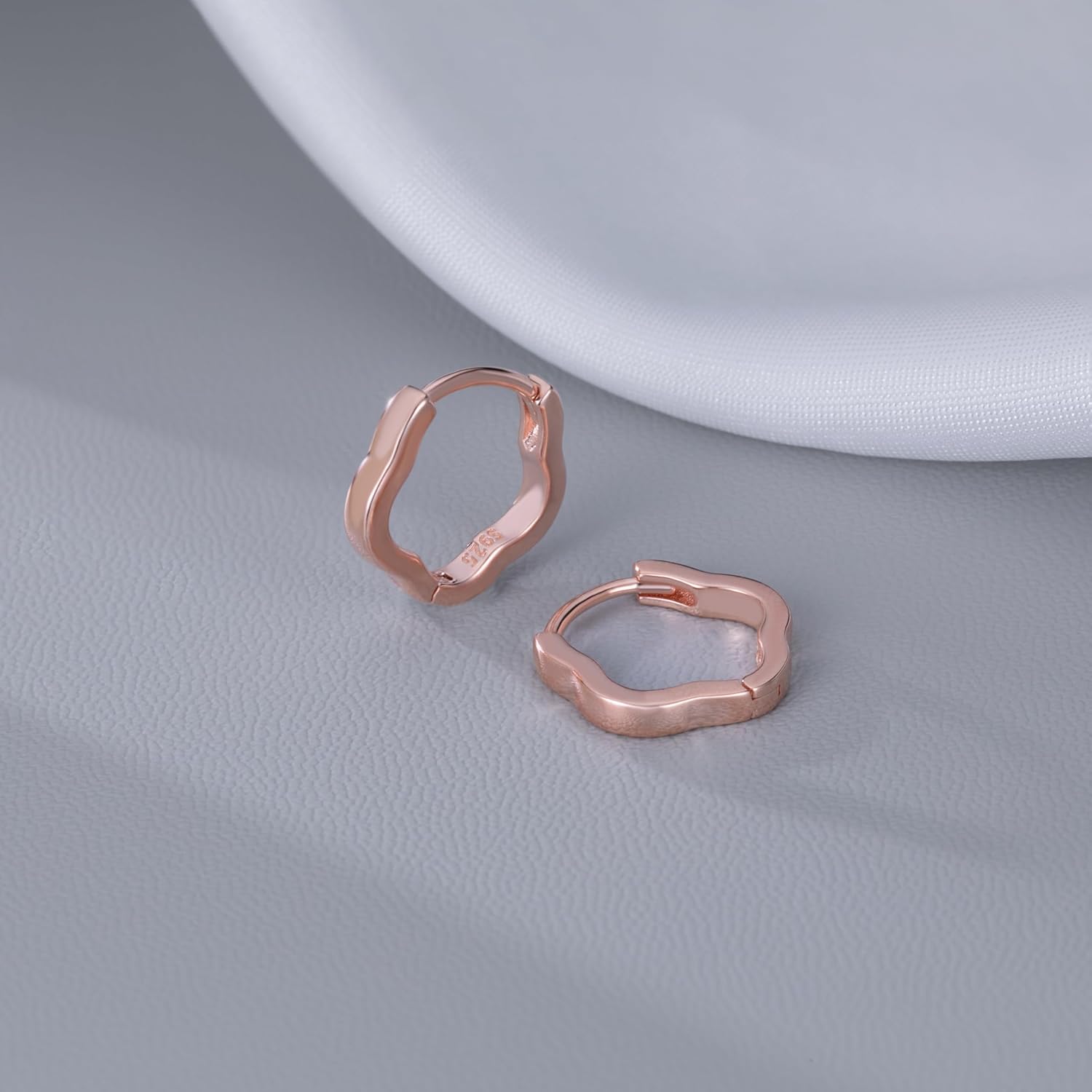Detalle 2 de Reffeer 925 Sterling Silver Flower Shape Hoop Earrings – 14mm Minimalist Huggies