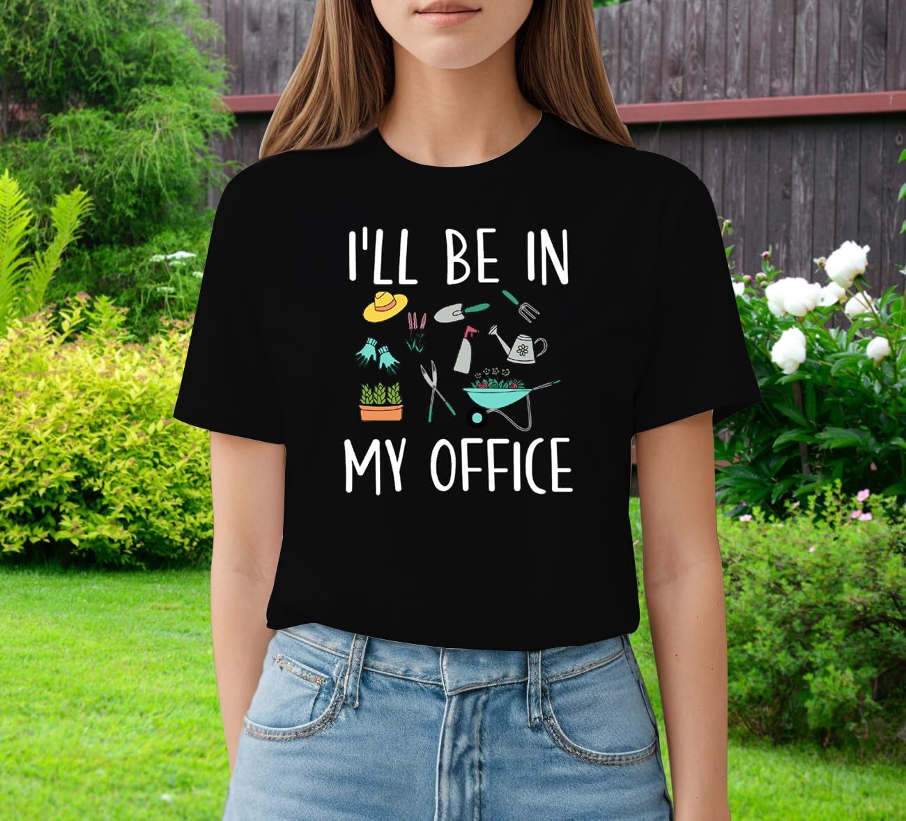Detalle de Qskall Garden women’s plant lover T-shirt with “I’ll Be in My Office” slogan