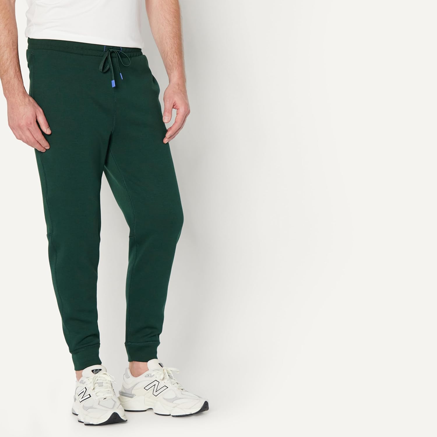 Detalle 2 de Amazon Essentials Men's Athletic Regular-Fit Gym Jogger Trousers, Active Sweat