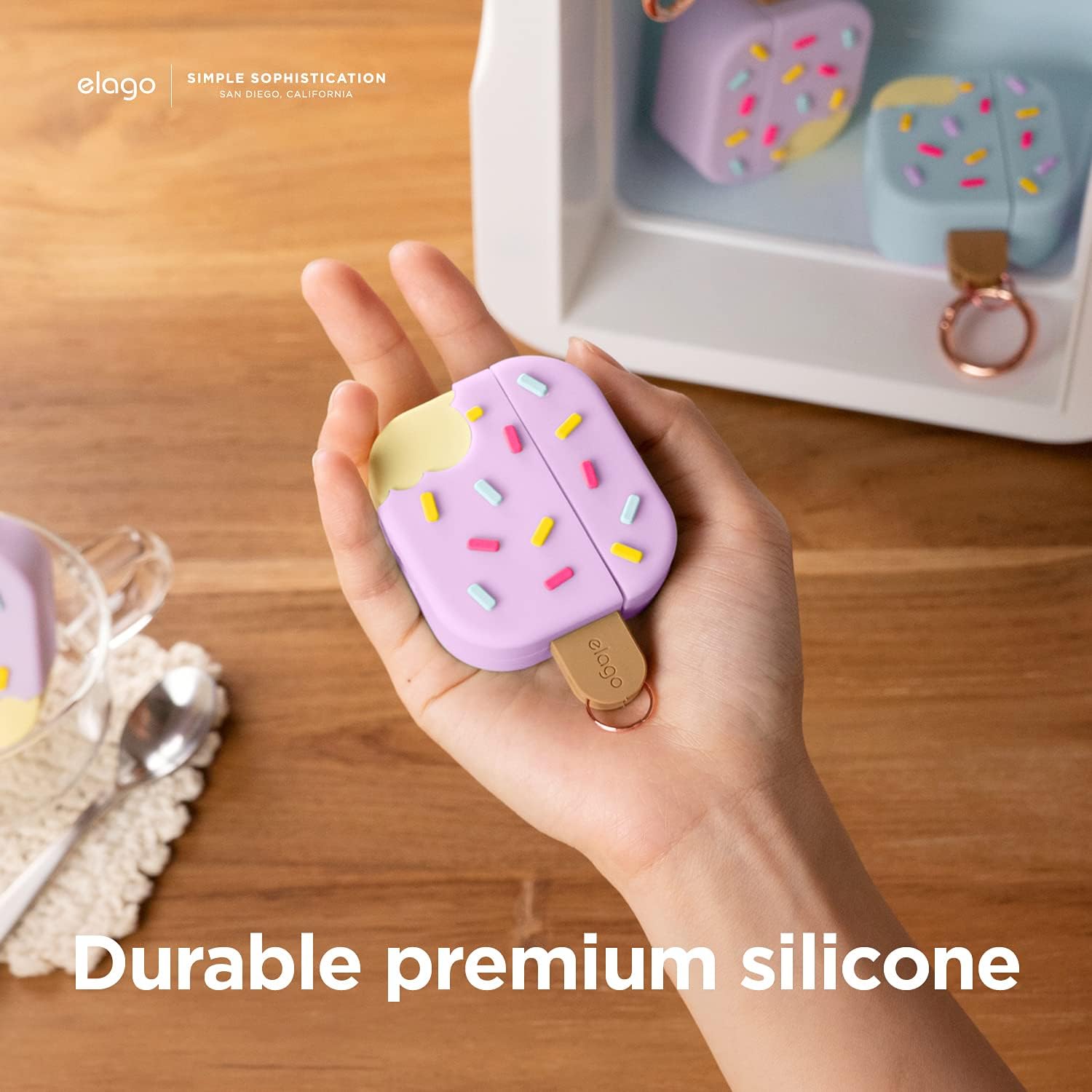 Detalle de elago Coque Glace avec mousqueton pour AirPods 3 – protection avec recharge sans fil (myrtille)