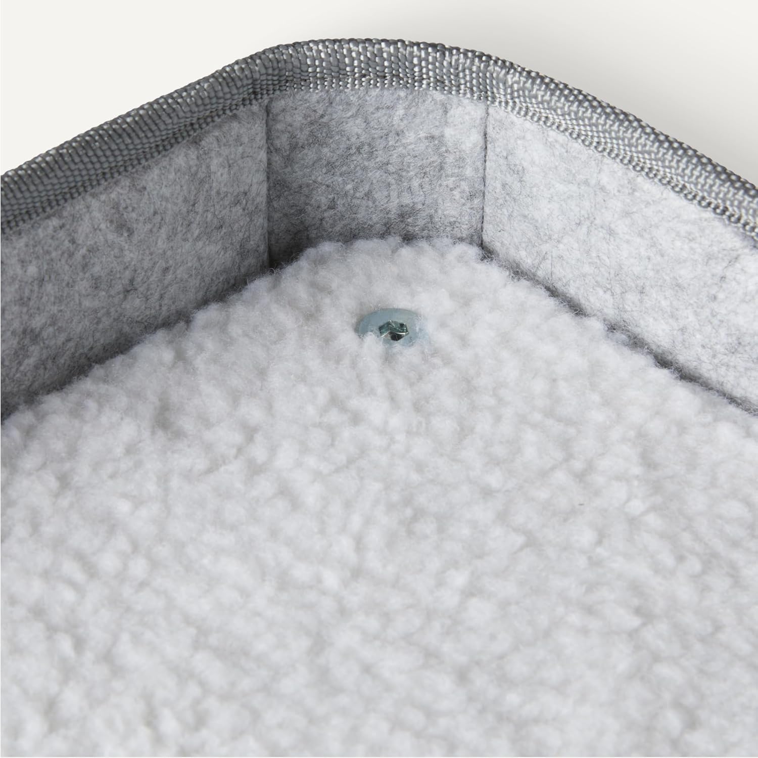 Detalle 2 de Amazon Basics - Casetta per Gatti a 2 Piani con Grotta e Tiragraffi, Grigio 43,2 x 35,6 x 57,2 cm