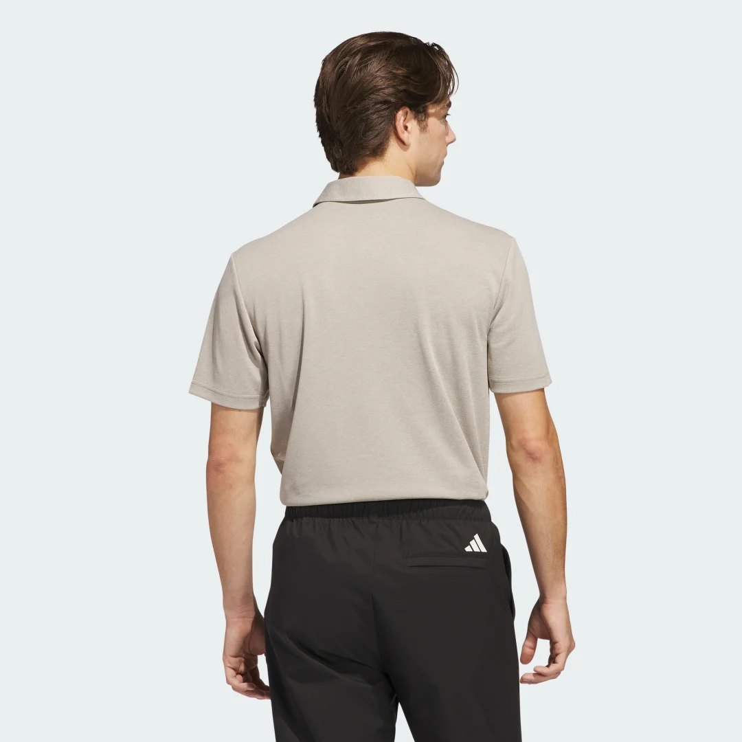 Detalle 2 de Polo Drive Heather de Adidas: estilo beige para el día a día