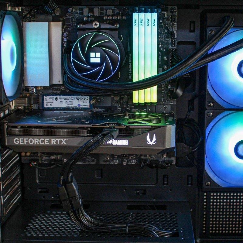 Thumbnail 1 de PCM Aeon Justice: PC Sobremesa con Ryzen 5 7600X, RTX 5070 y 16 GB/1 TB para gaming y creación
