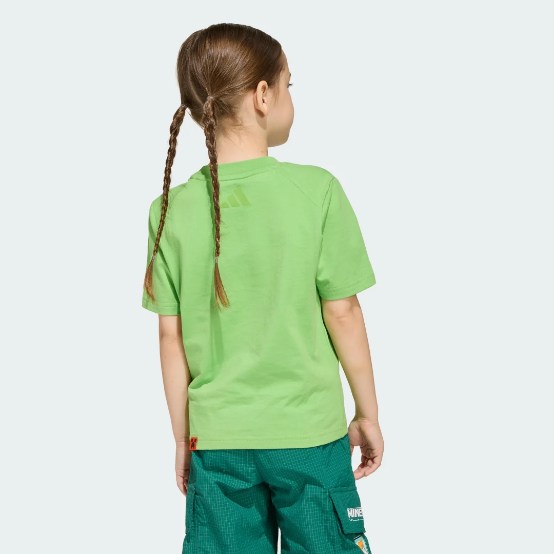 Detalle de Camiseta adidas Minecraft Terrex: verde para fans que buscan comodidad y estilo outdoor