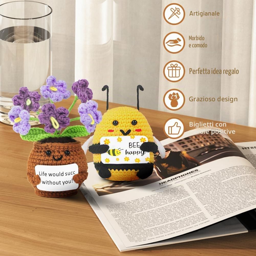 Detalle de Vicloon Mini Positive Doll: pianta in vaso fatta a maglia con citazione positiva