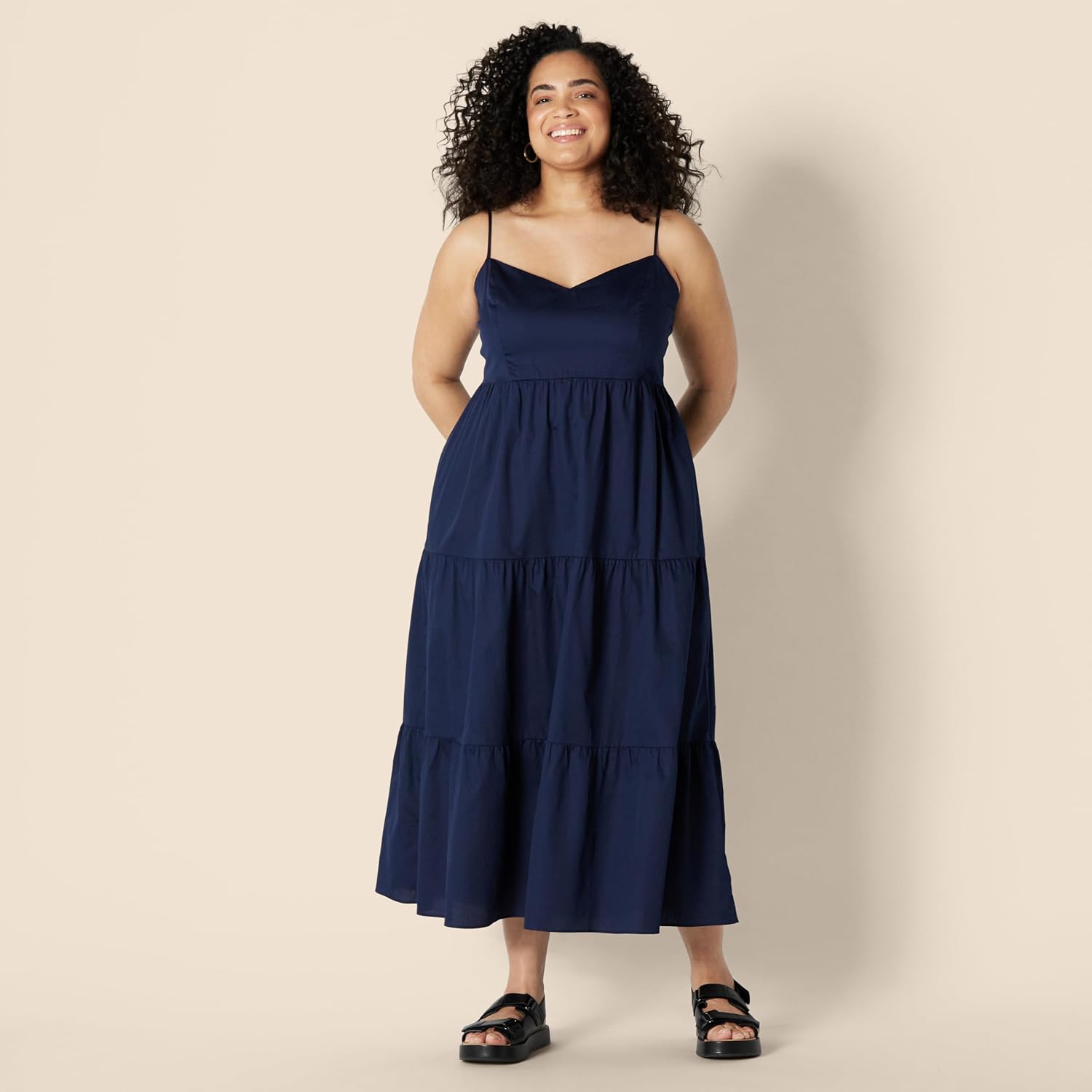 Thumbnail 5 de Amazon Essentials Damen Gestuftes Fit and Flare-Maxikleid aus Baumwollsatin mit Empire-Taille