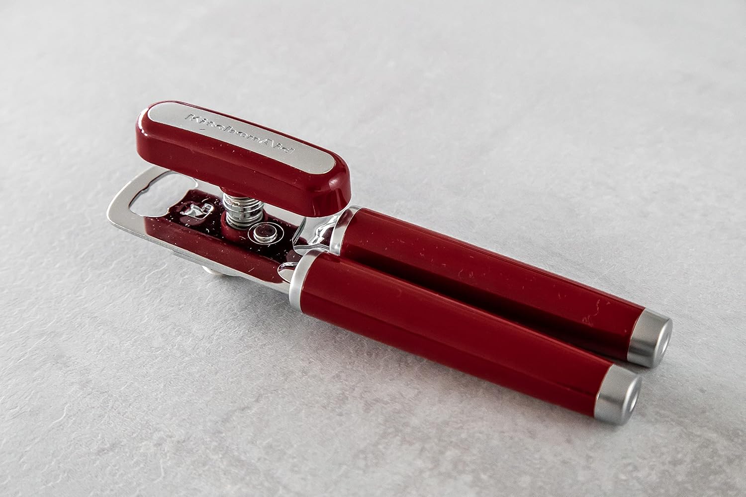 Detalle 2 de KitchenAid KAG199OHERE blikopener met roestvrijstalen snijblad, Empire Red