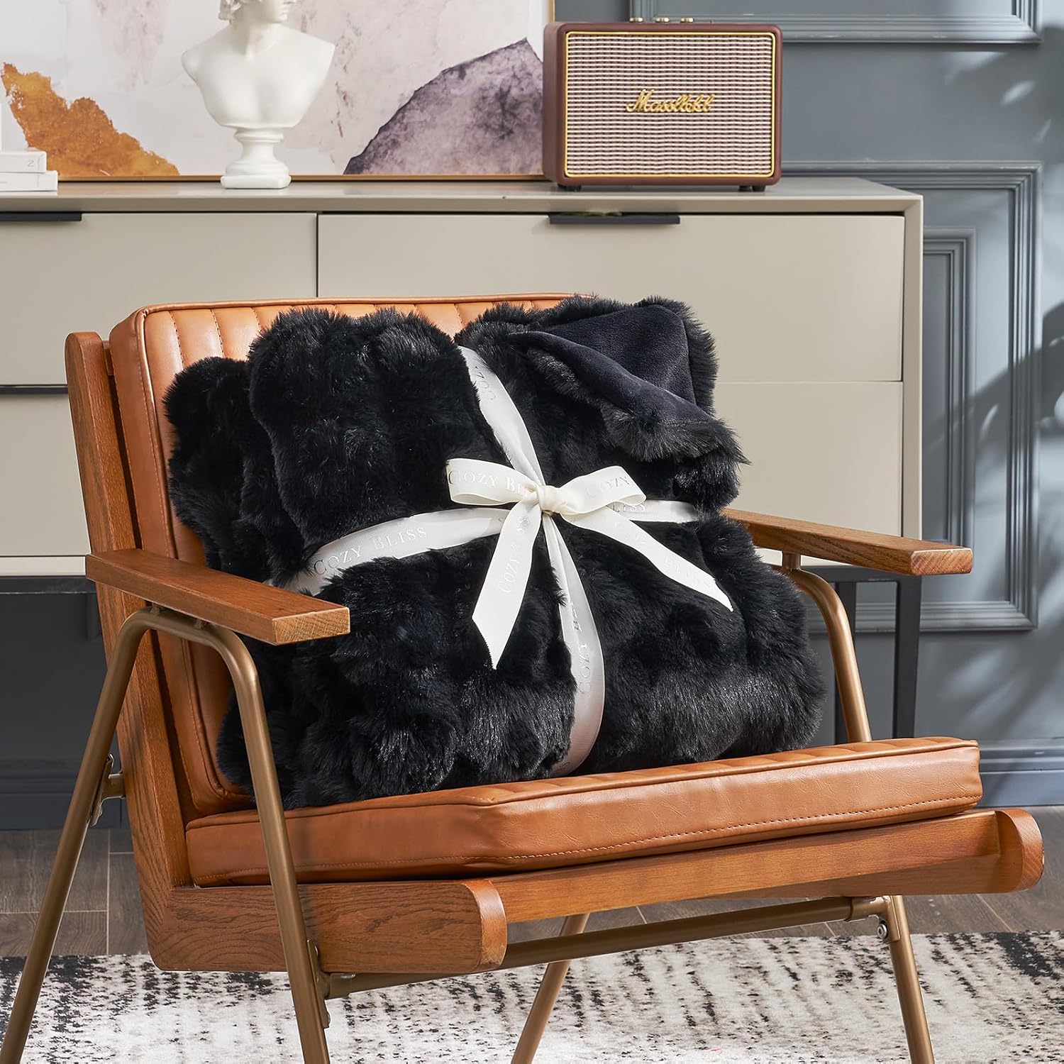 Thumbnail 3 de Cozy Bliss Faux Fur Throw Blanket: Ultra-Soft Bubble Design for Couch and Bedroom