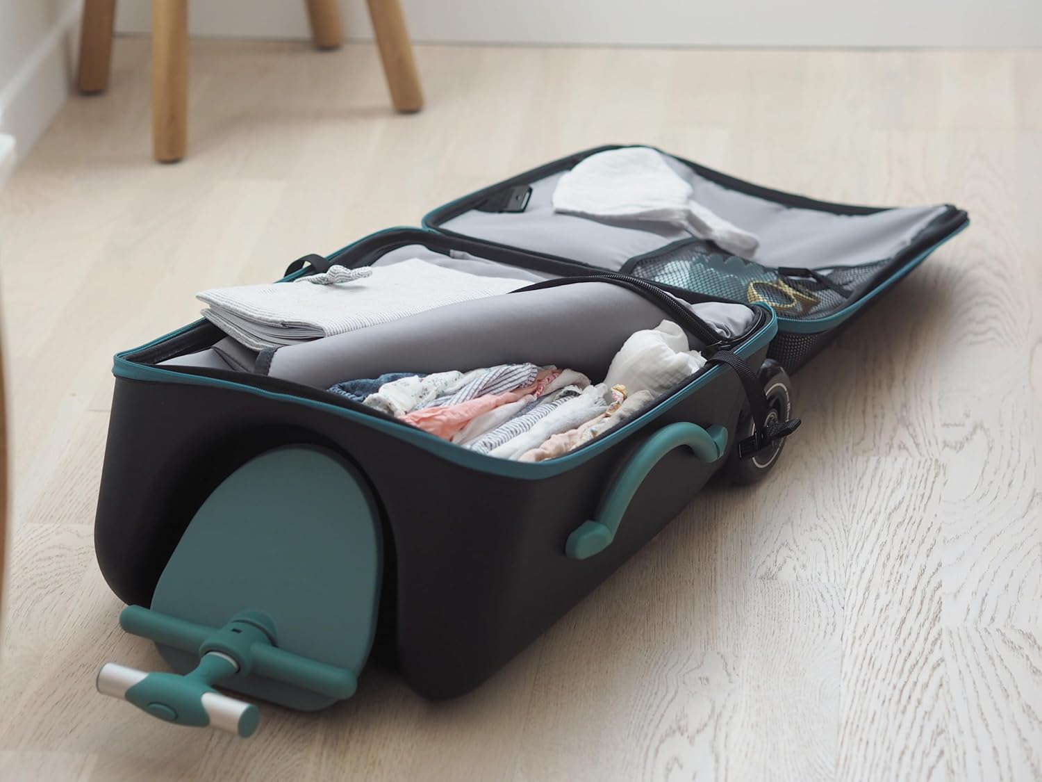 Detalle de BÉABA Valigia rigida 2 in 1 con seggiolino per bambini – 22 L, ruote rinforzate e apertura ampia
