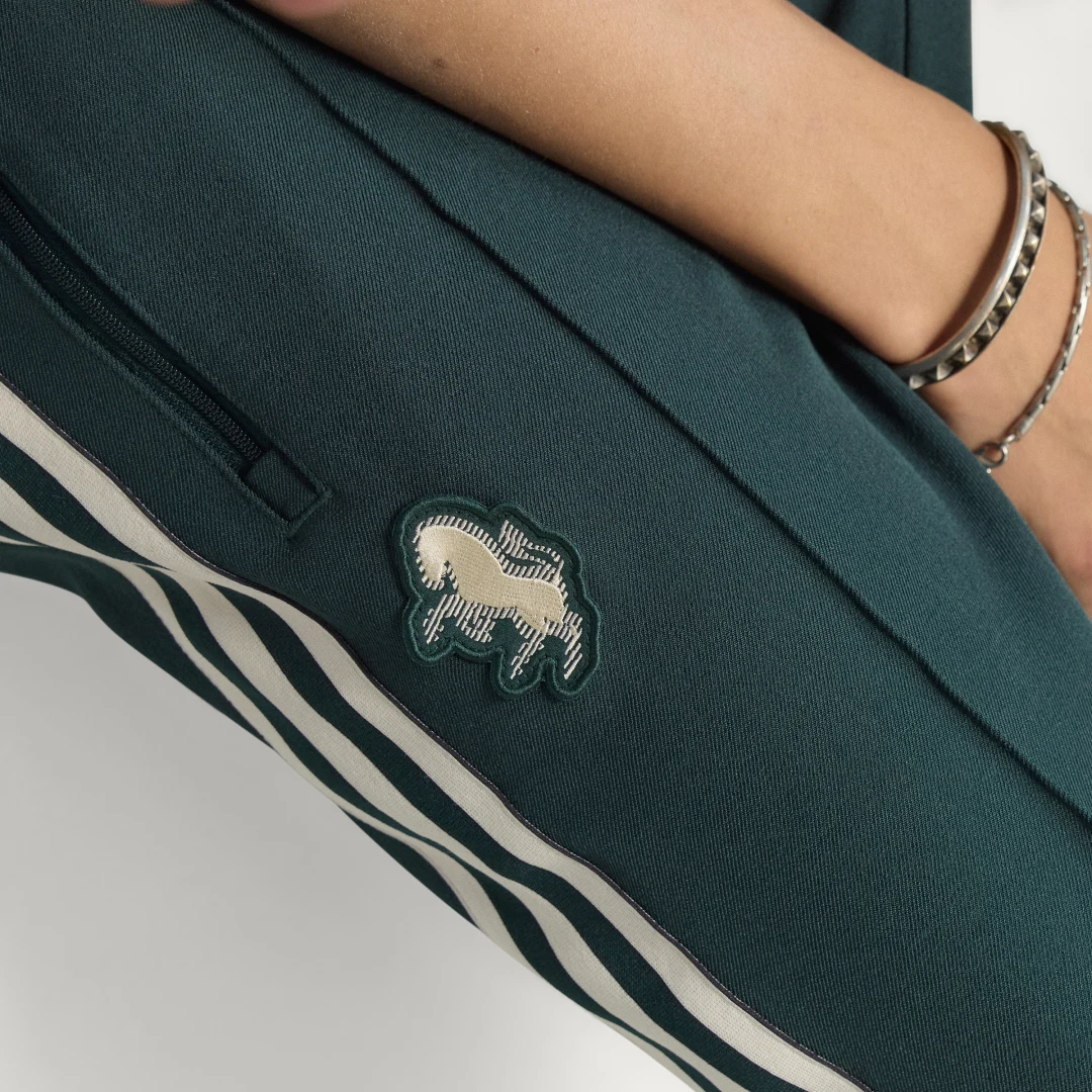 Detalle de Pantalón Juventus Terrace Icons de Adidas: estilo y confort para fans con propósito